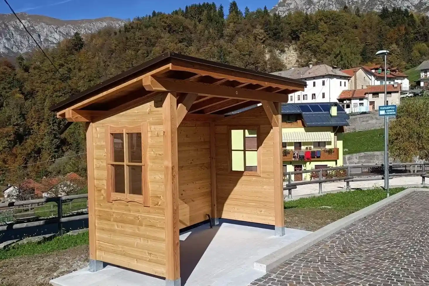 pensilina in legno di larice da esterno al comune di alpago