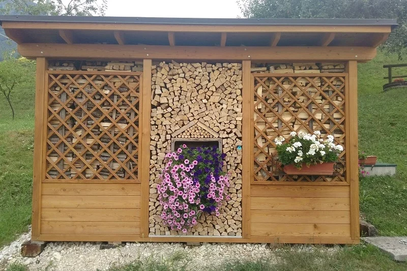 legnaia in legno con grigliati e fioriera