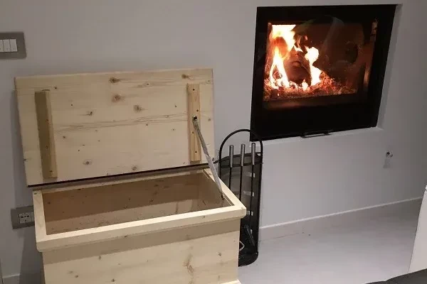 cassapanca in legno aperta da interno