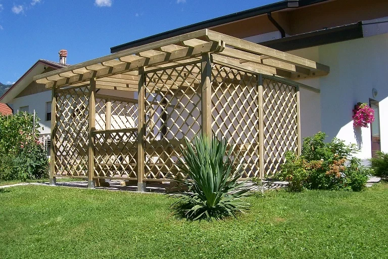pergola addossata in legno di pino nordico trattato con autoclave con grigliato in giardino