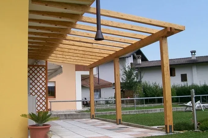 pergola addossata in legno lamellare di abete