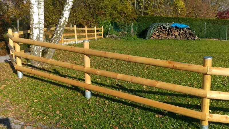 1 recinzione in legno con 3 file di mezzi pali