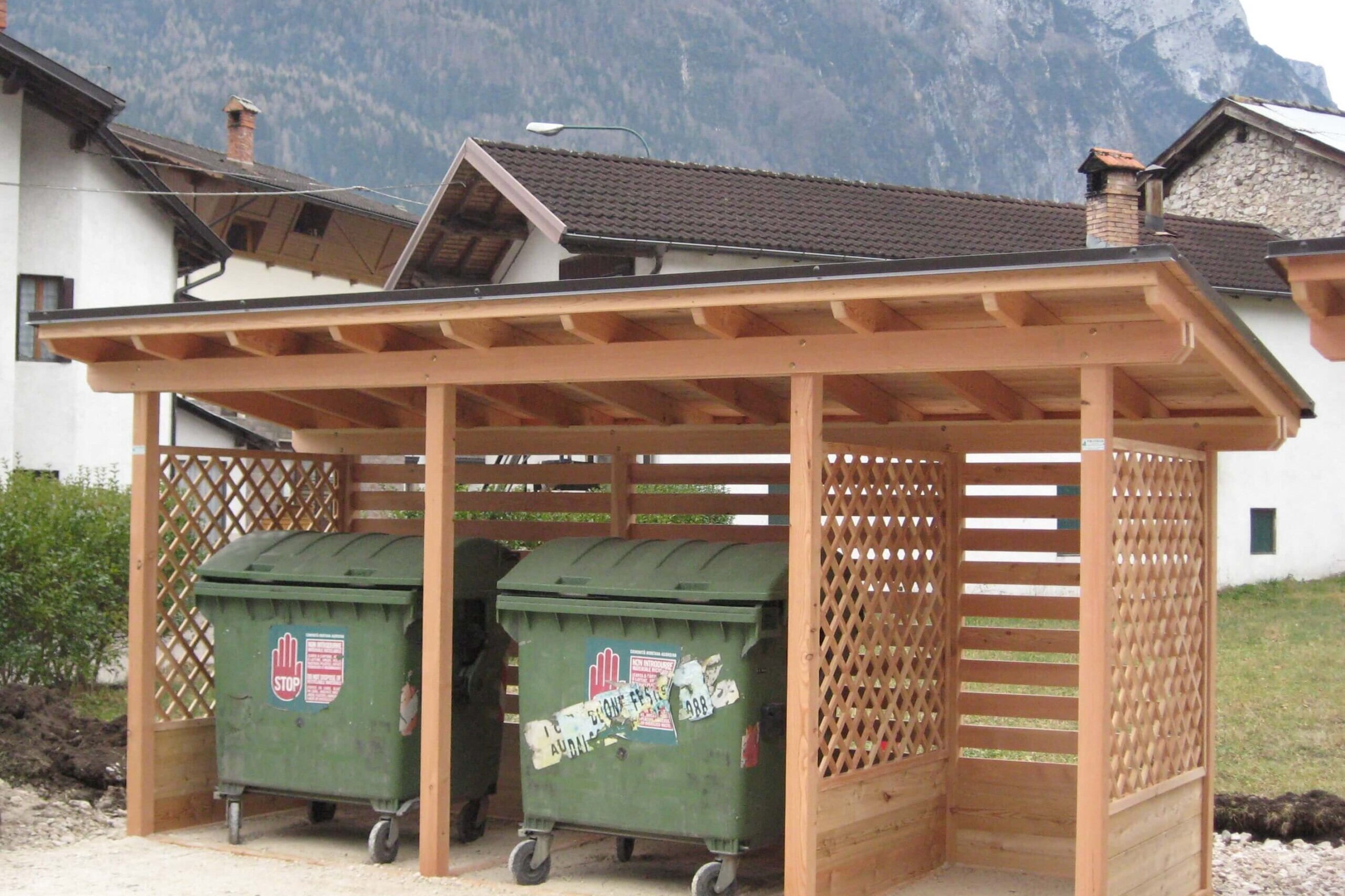 ricovero in legno per cassonetti per raccolta dei rifiuti