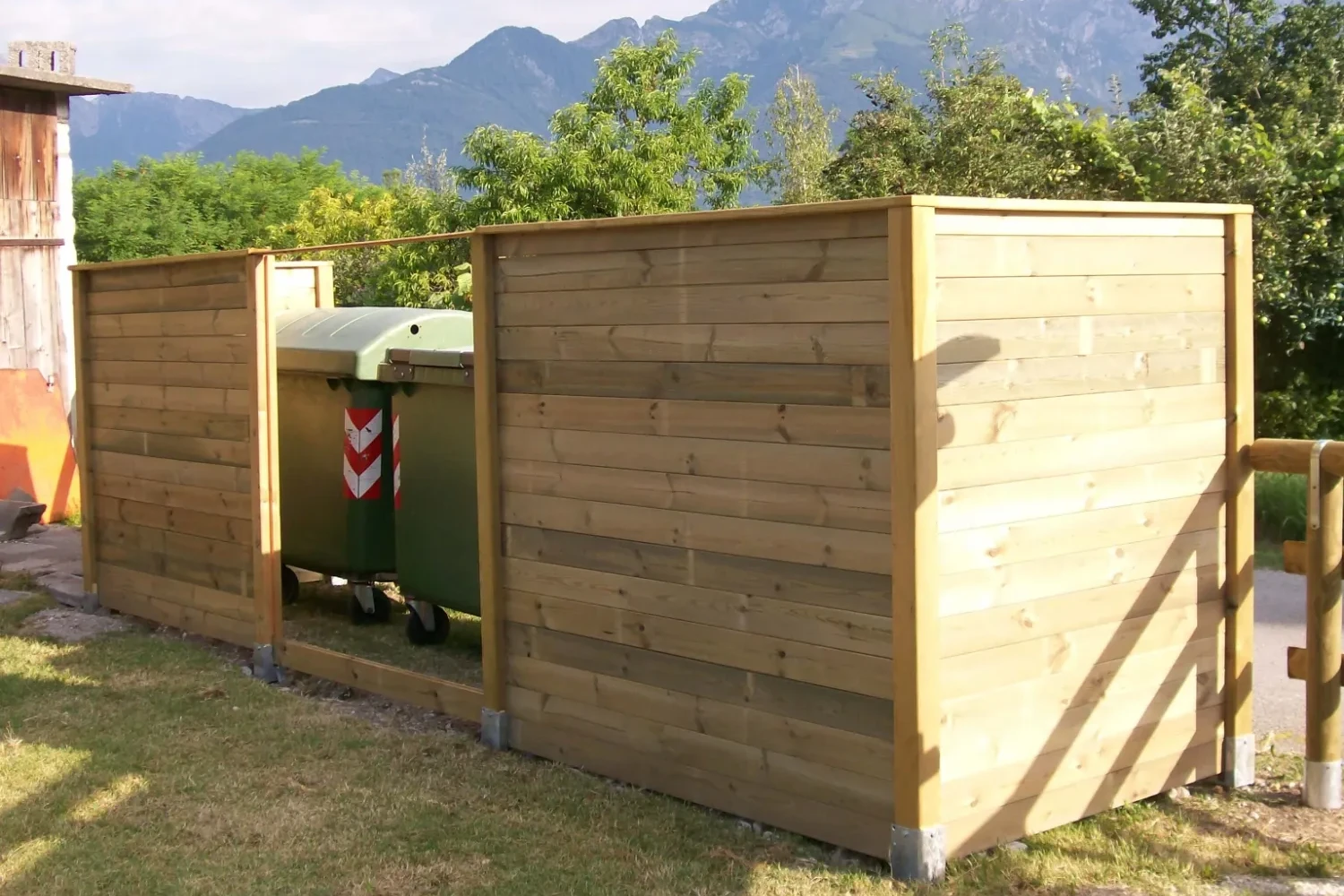 ricovero in legno per cassonetti