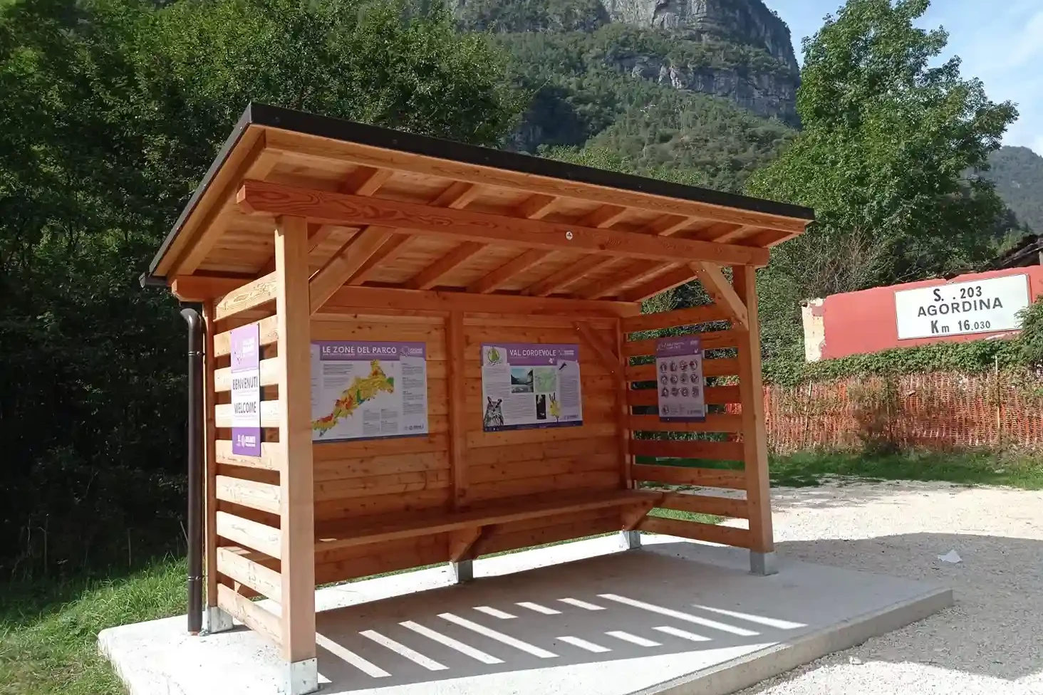 tettoia in larice per turisti con panchina interna a La Pissa Sedico