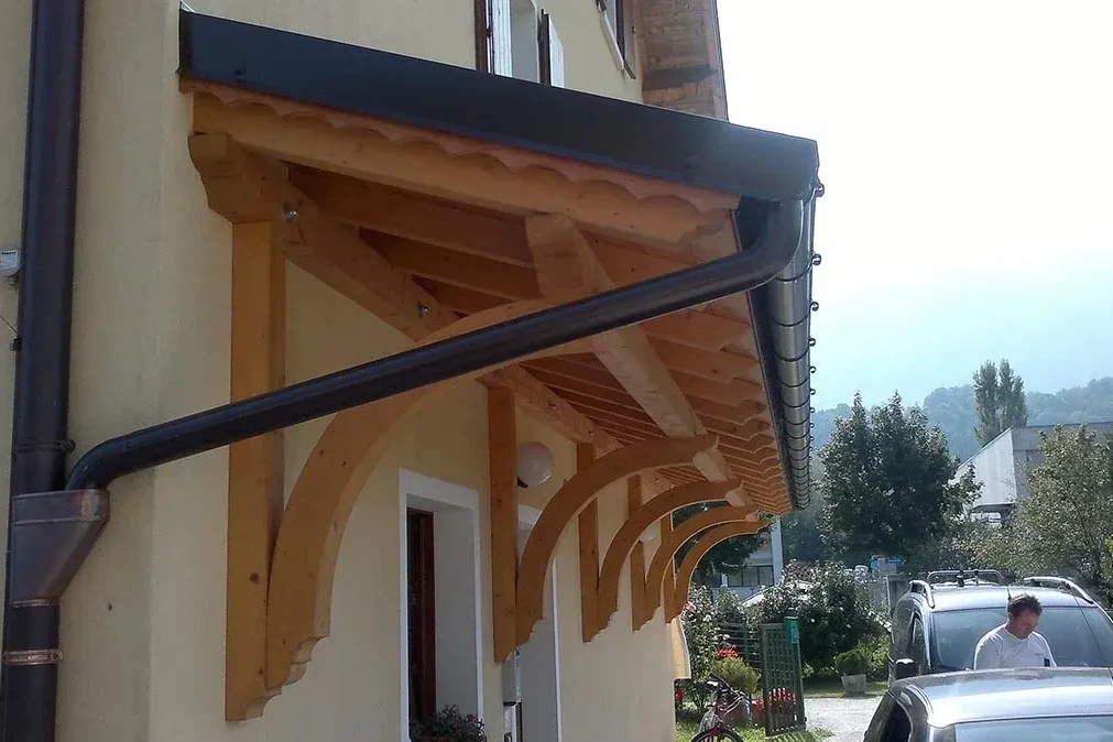 tettuccio in legno sopra porta