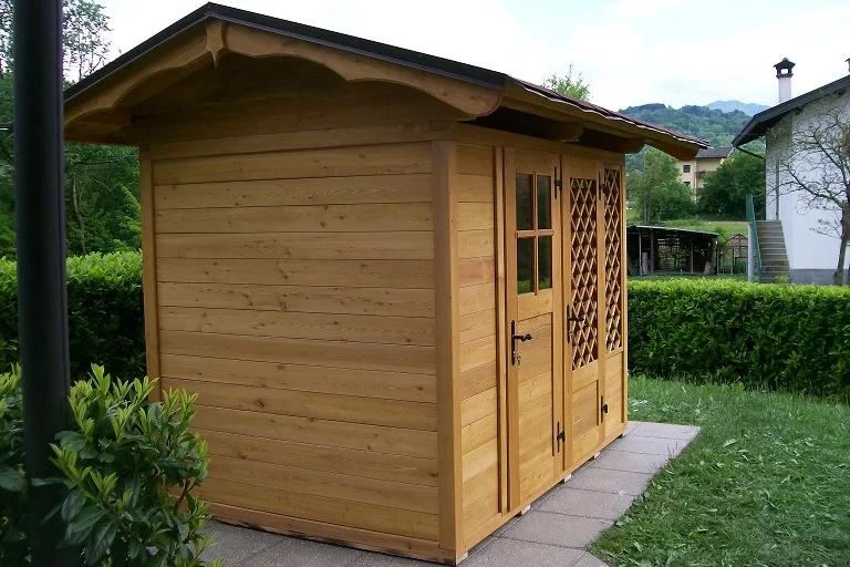 legnaia in legno con tetto a due falde e porta e ricovero attrezzi con porta finestra vista laterale