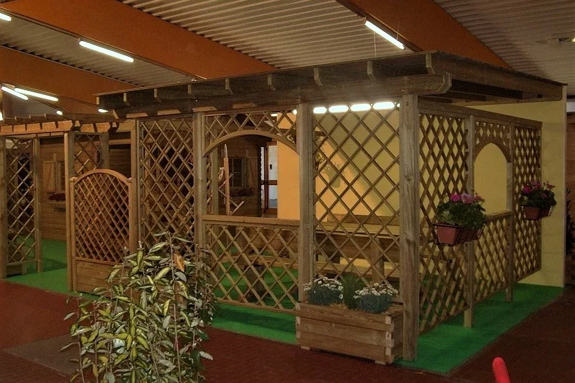pergola addossata in pino nordico con fioriere ad angolo
