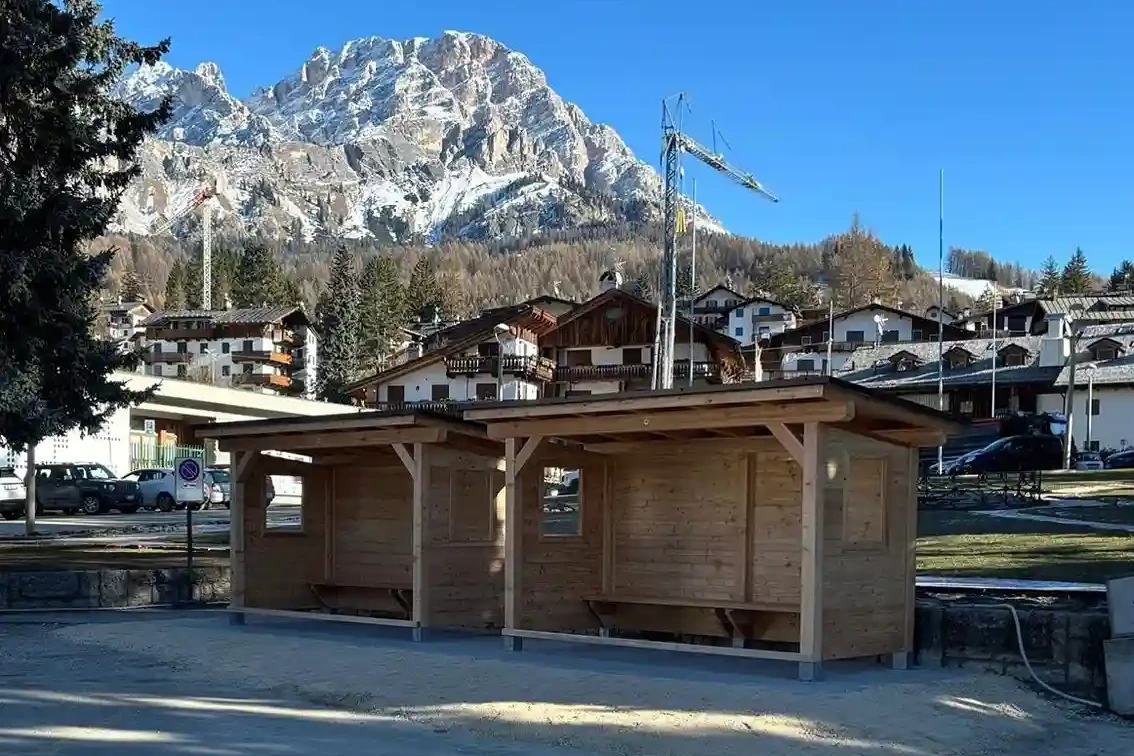 tettoia in larice con panchine interne a Cortina