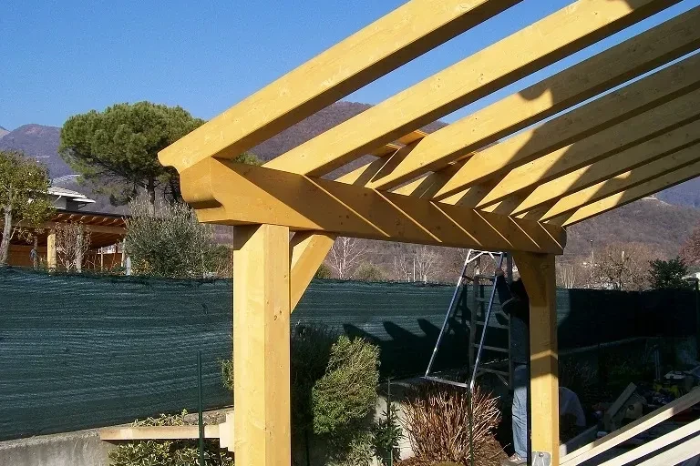 pergola addossata in legno lamellare certificato