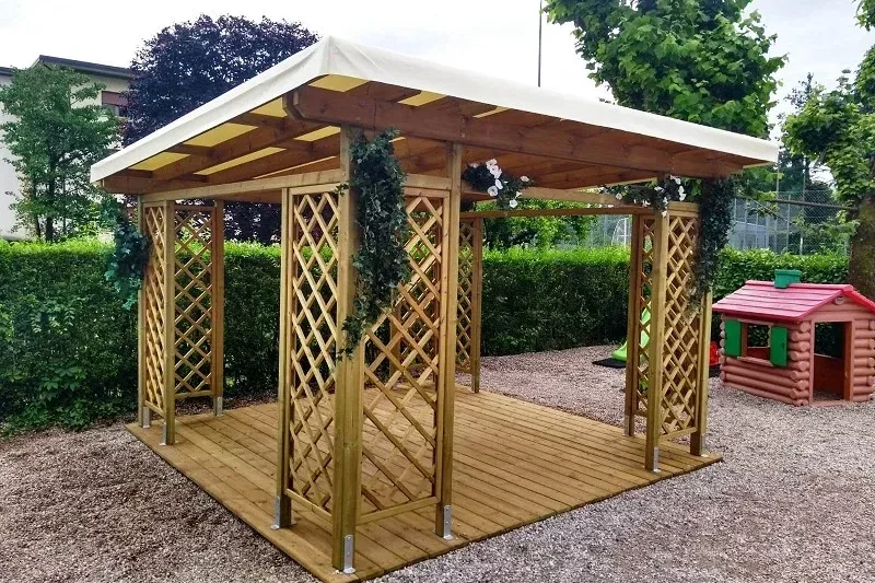 pergola e tettoia in legno di pino nordico con grigliati ad angolo