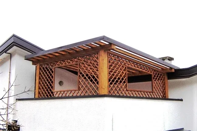 pergola in legno lamellare di abete con grigliato per terrazzo