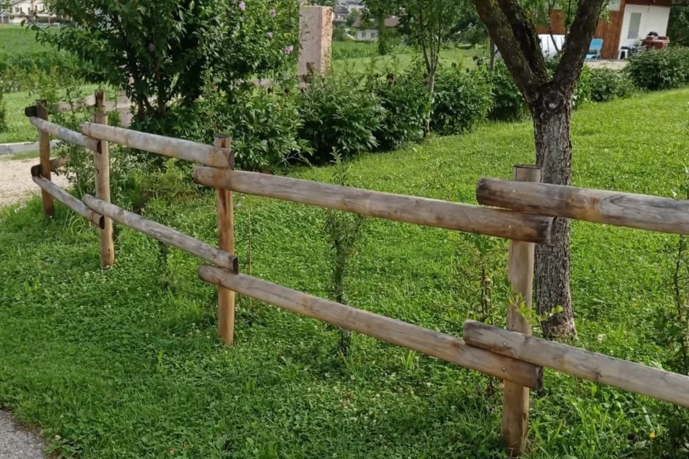 recinzione in legno con 2 file di pali alternati