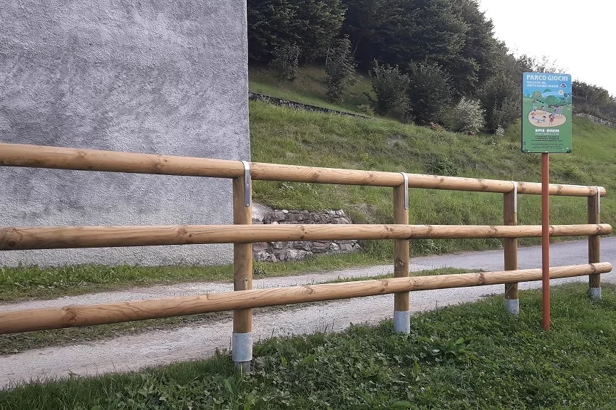 Staccionata in legno con passamano e 2 file di mezzi pali