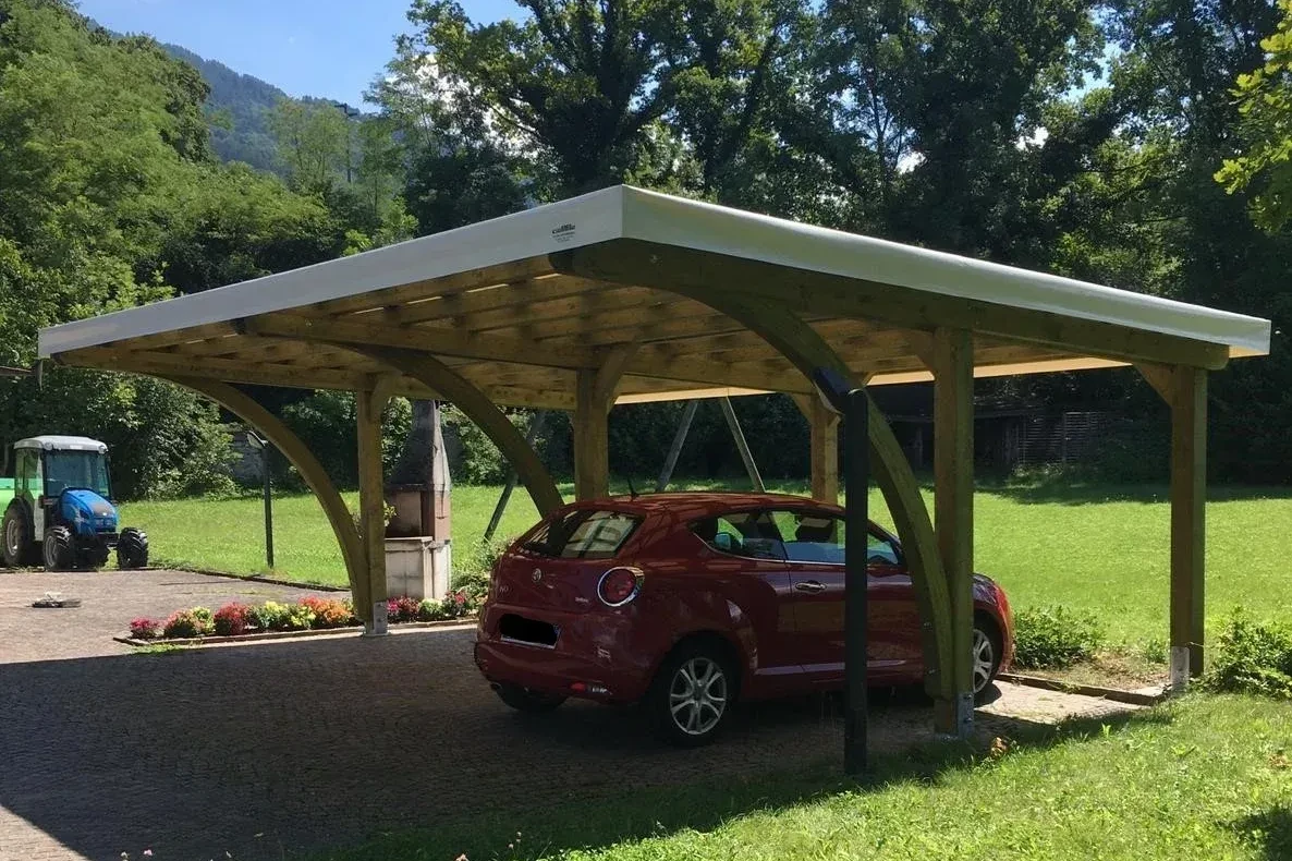 struttura in legno di abete lamellare con telo per parcheggio auto
