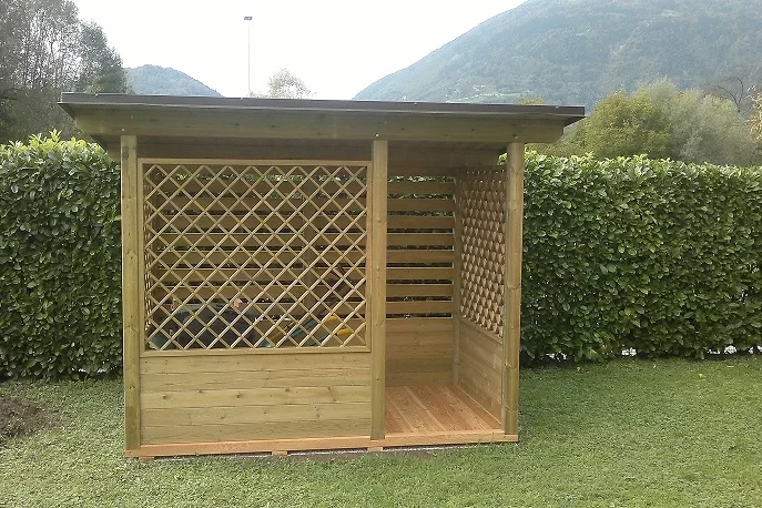 legnaia in legno e ricovero per attrezzi da giardino