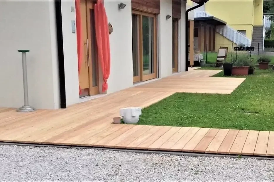 pavimentazione larice per terrazza antiscivolo per casa privata