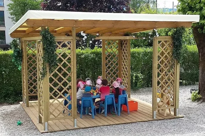 pergola in legno di pino nordico con tetto a una falda