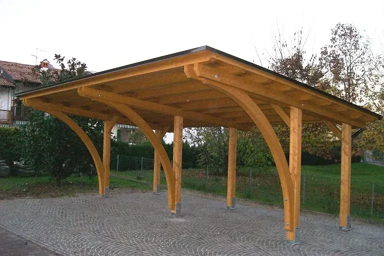 tettoia in legno di abete per due auto con archi
