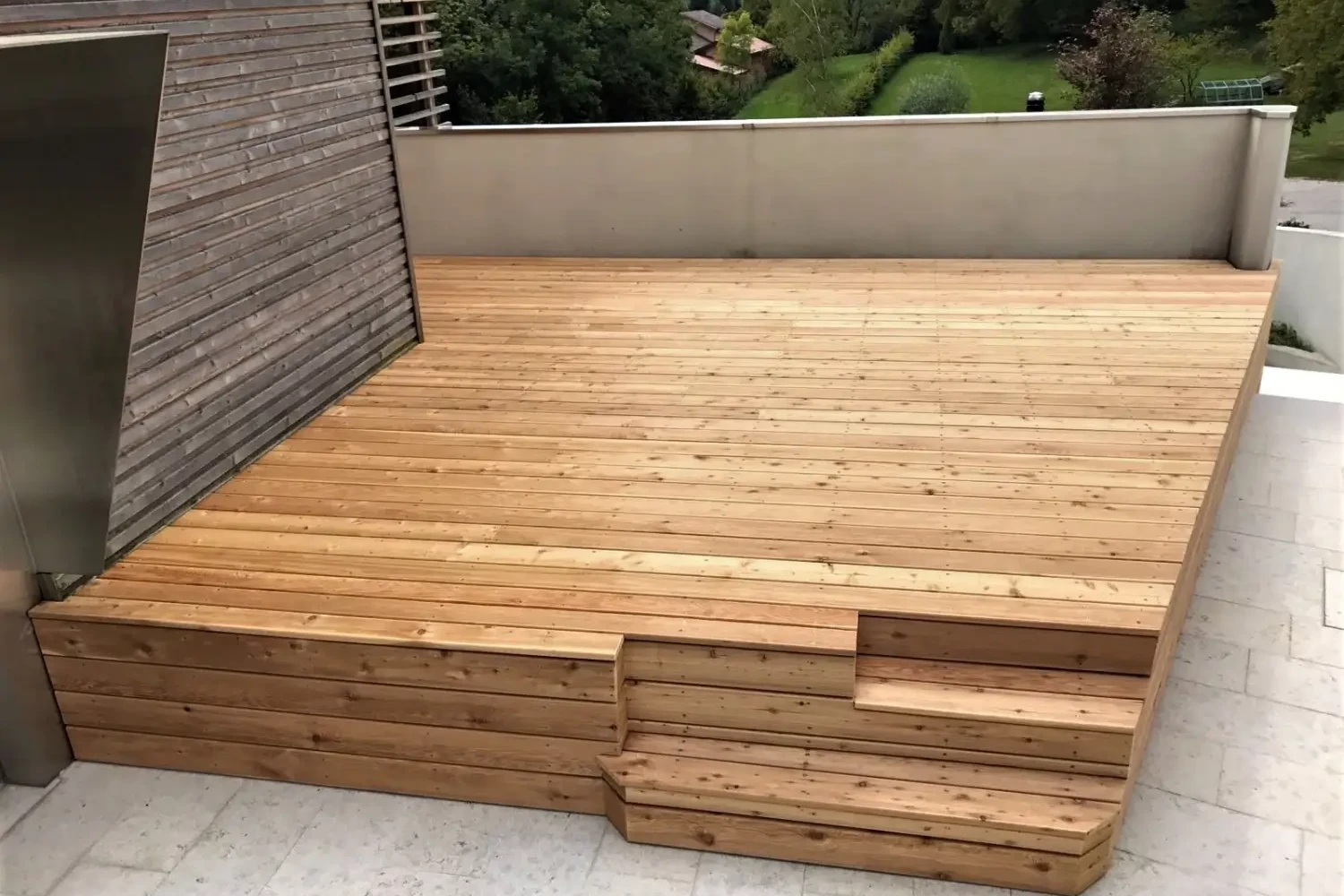 pavimento in legno di larice decking fissato con viti a vista