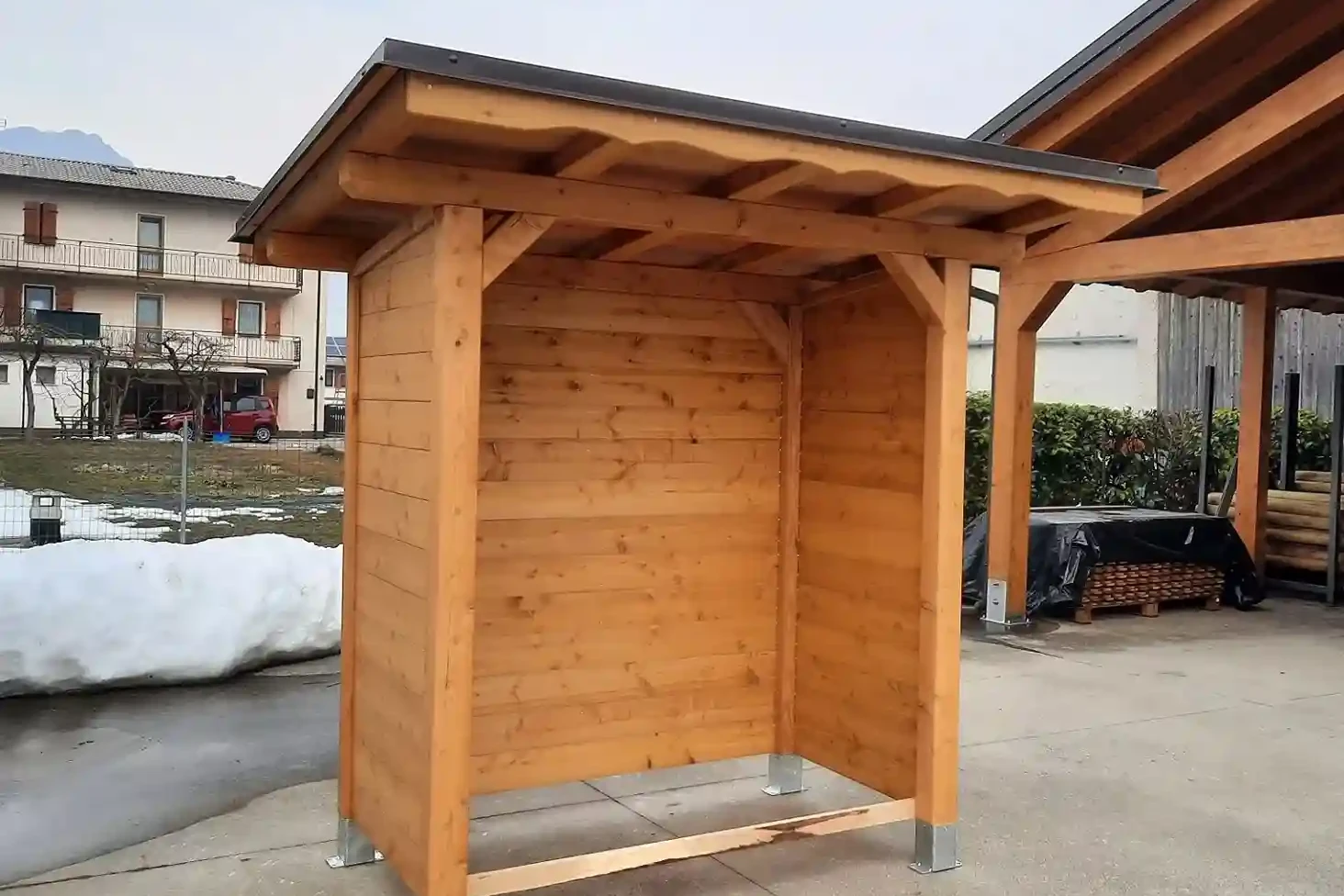 pensilina in legno di larice senza pavimento