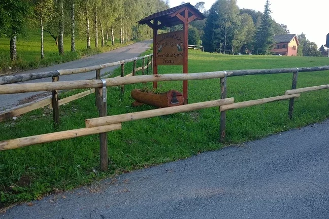 recinzione in legno con corrimano e 1 fila di pali alternati