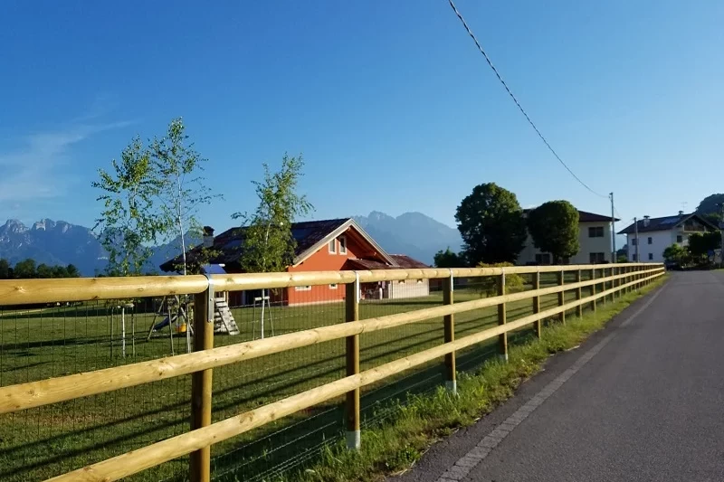 Ringhiera in legno con parapetto con 2 mezzi pali
