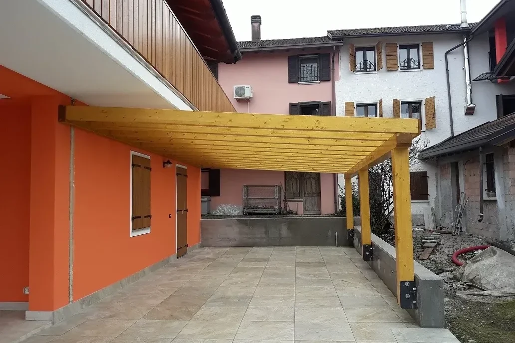 pergola in legno addossata su misura