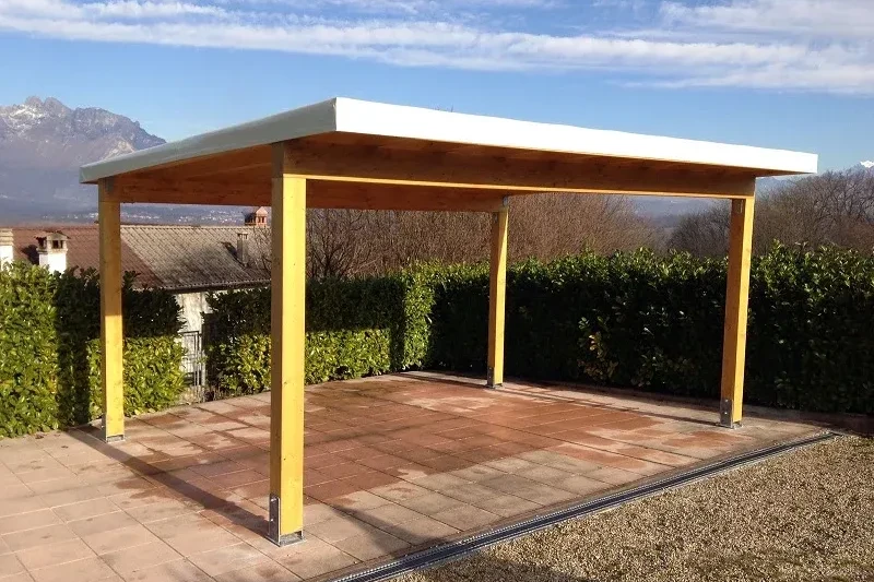 pergola in legno di abete lamellare con telo PVC