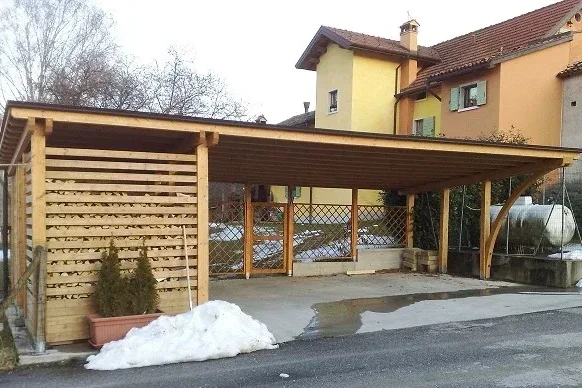 struttura su misura con copertura in legno per posto auto