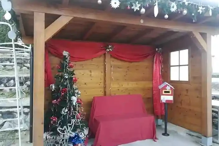 copertura con pensilina in legno di larice addobbato per Natale