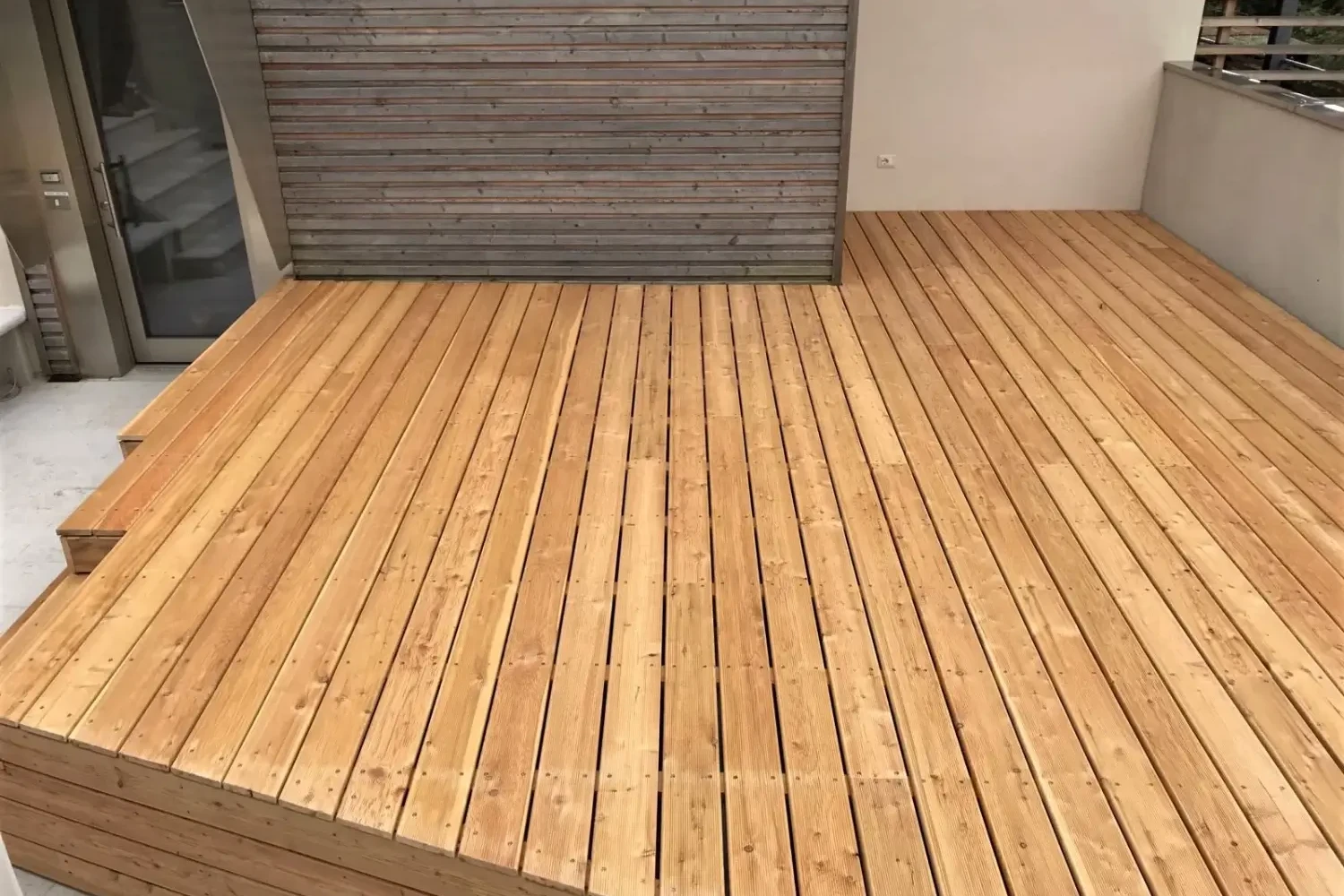decking in larice per esterno con fissaggio a vista
