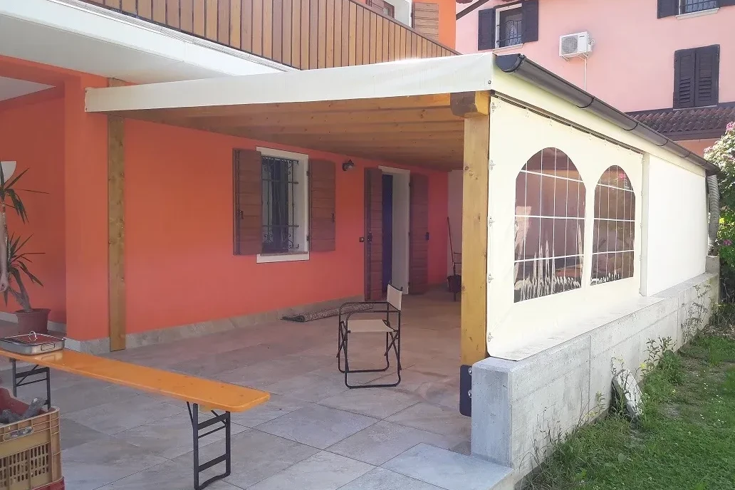 pergola addossata in legno lamellare di abete con telo e finestre