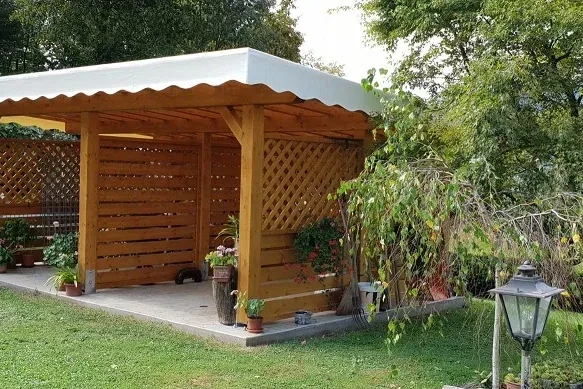 pergola in legno lamellare di abete con telo PVC