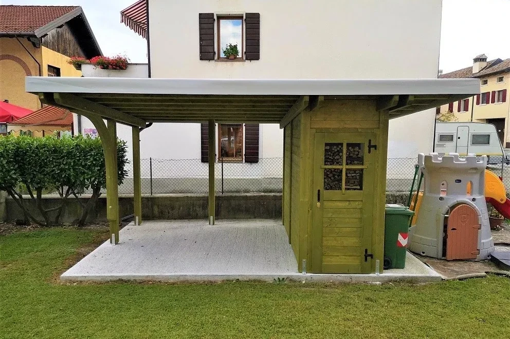 posto auto singolo con casetta in legno di abete verde oliva