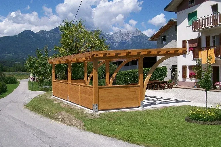tettoia in legno di abete per ricovero auto con archi