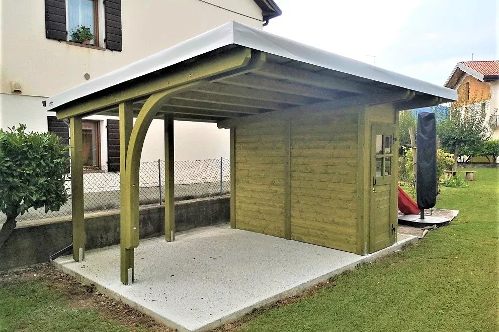 tettoia per posto auto singolo con casetta in legno di abete verde