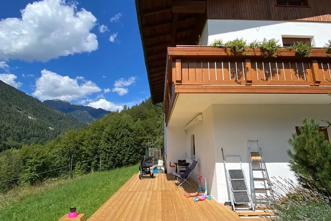 pavimento in legno di larice decking casa privata