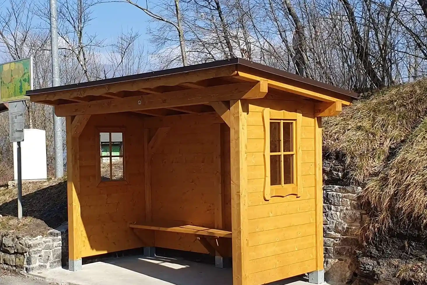 pensilina in legno di abete con panchina interna