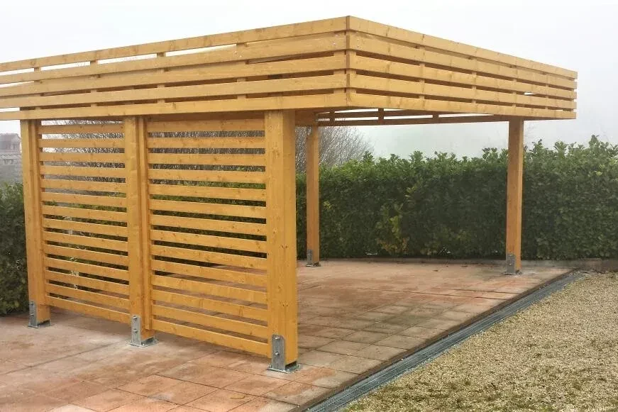 pergola in legno di abete lamellare con grigliato a tavole piatte