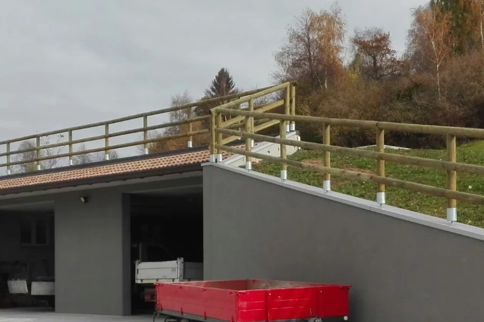 staccionata di legno con corrimano e 2 file di mezzi pali