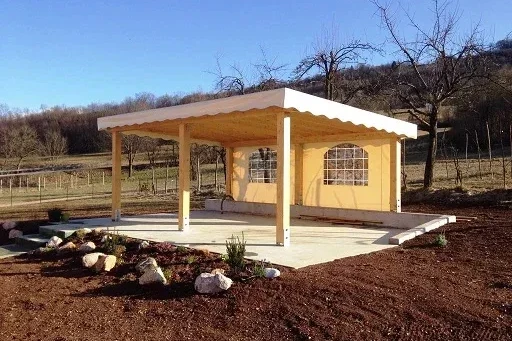 pergola in abete lamellare con telo e finestre