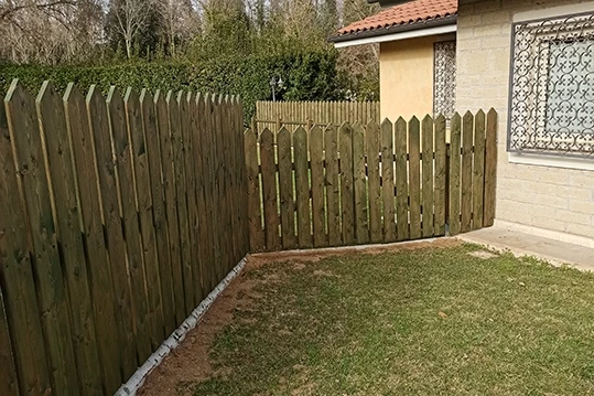 recinzione in legno di larice con tavolette verticali