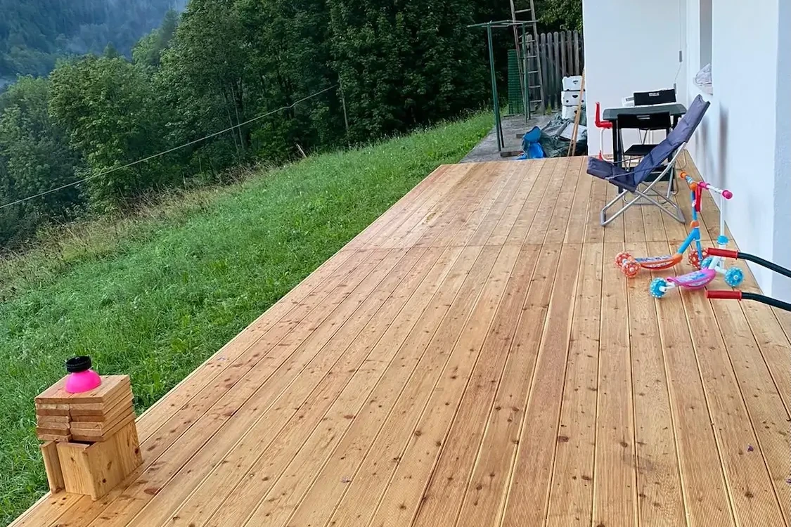 decking in larice per pavimentazione esterna casa privata