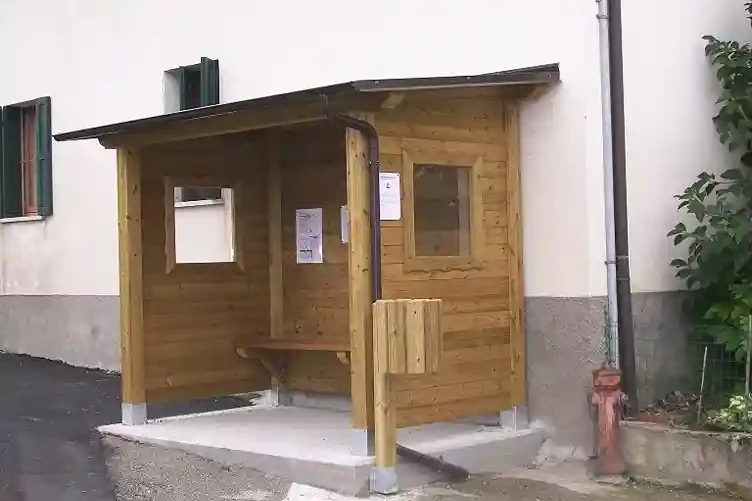 pensilina in legno di pino nordico che cestino esterno e panca all'interno