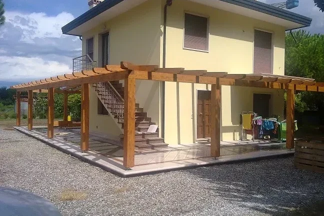 pergola addossata in legno di abete realizzazione su misura