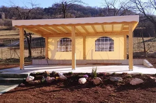pergola in legno lamellare di abete con telo e finestre