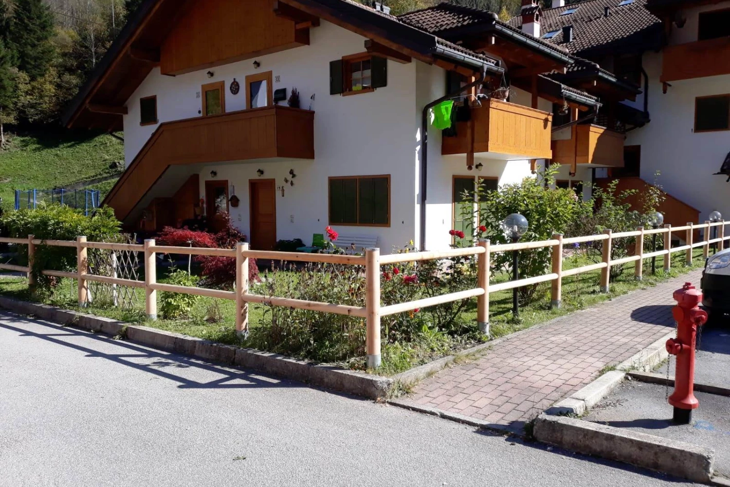 recinzione in legno con 2 file di pali passanti