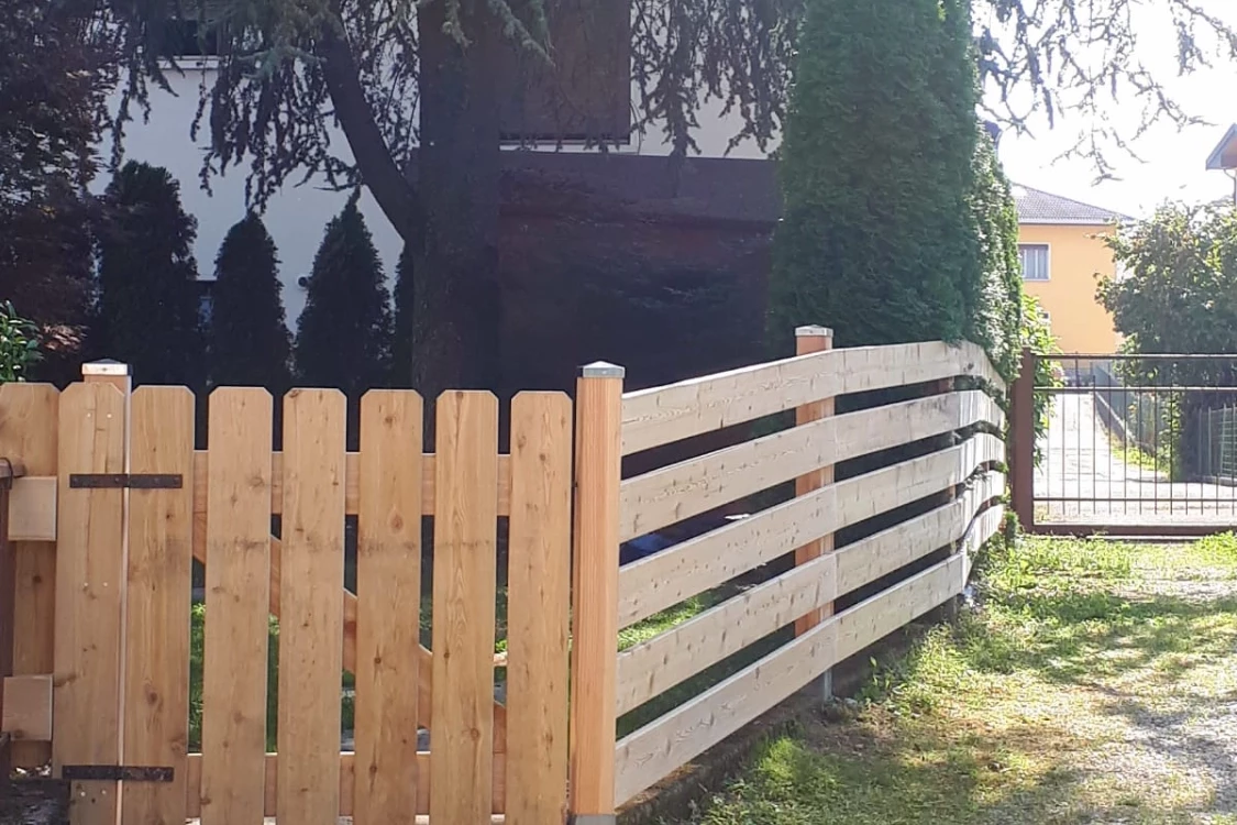 steccato per abitazione in legno di larice con tavolette verticali