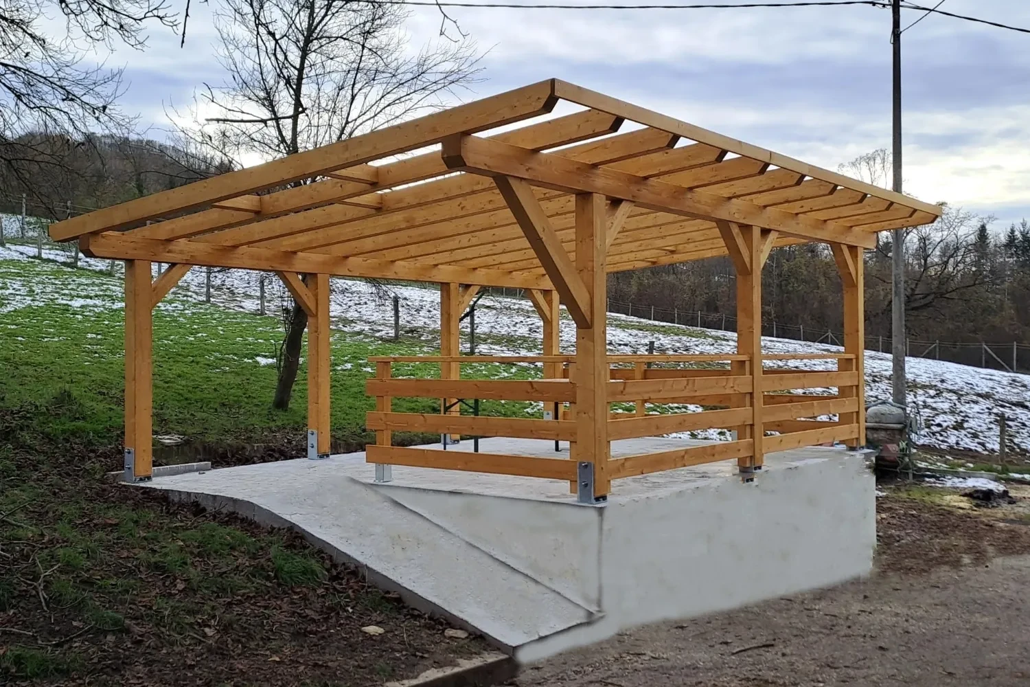 pergola in legno lamellare di abete e recinzione in travi